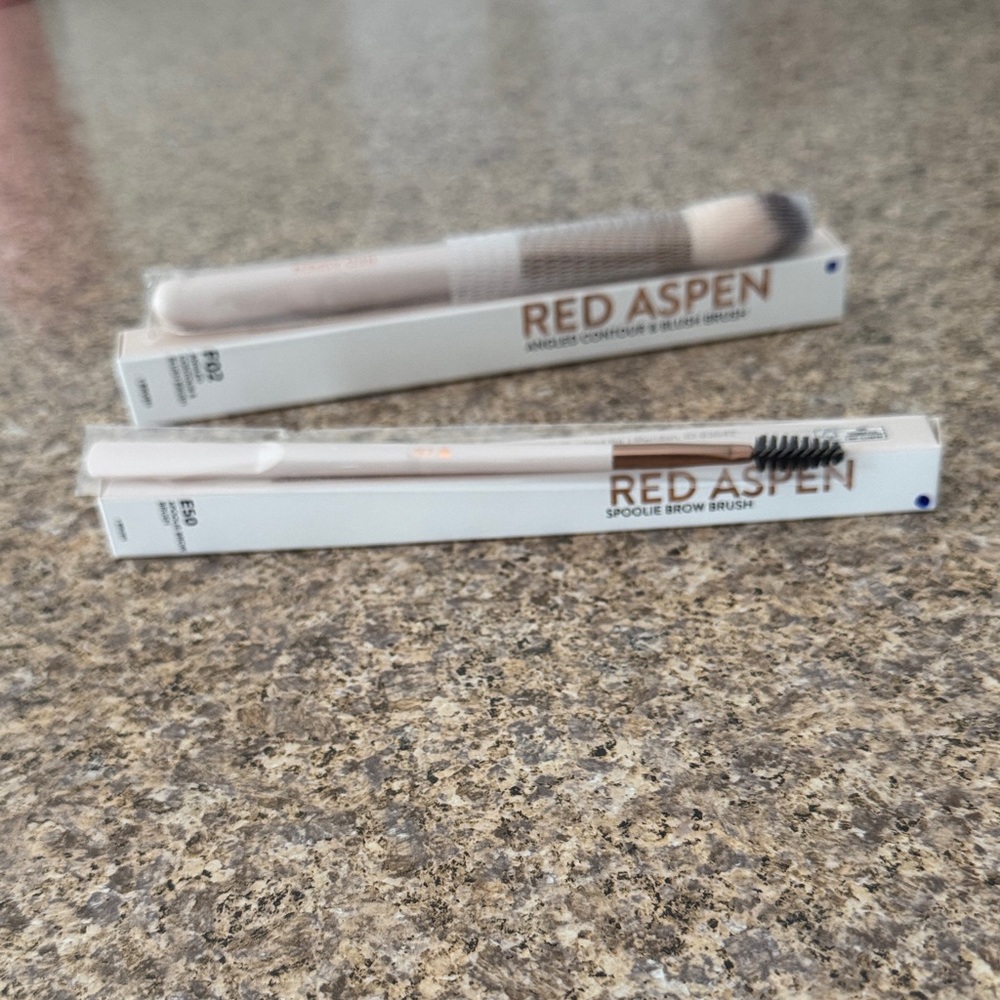 Red Aspen soft makeup brushes - new in box